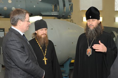 Директор ядерного центра В.Костюков, наместник саровского монастыря игумен Никон и митрополит Архангельский и Холмогорский Даниил в Музее РФЯЦ-ВНИИЭФ
