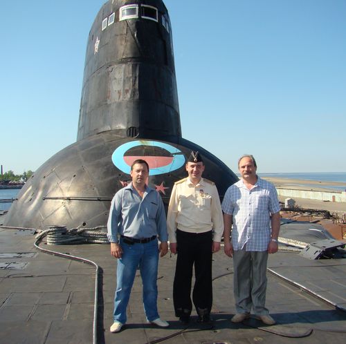 В.Занин, старпом подлодки "Саров" и С. Яковлев на фоне рубки