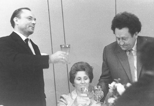 Г.А. Кириллов поздравляет С.Б. Кормера с избранием в член-корреспонденты АН СССР