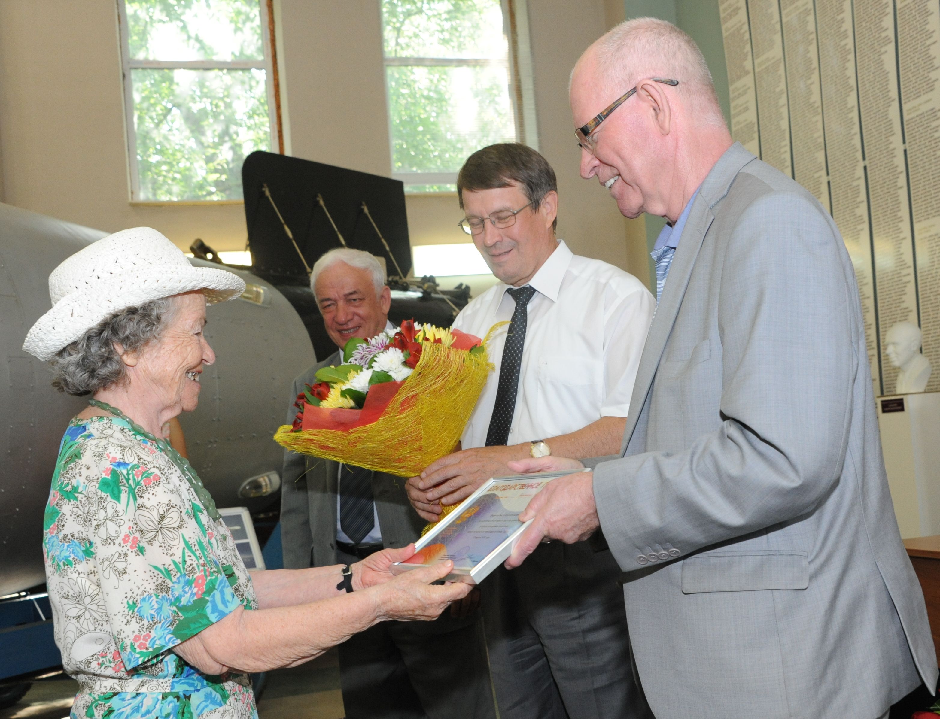 И.Никитин, В.Костюков и Р.Илькаев вручают награды ветеранам - участникам разработки РДС-6с