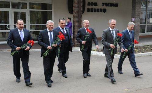 Возложение цветов к бюсту Ю.Б. Харитона