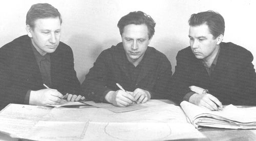 В. Порошин (крайний слева)