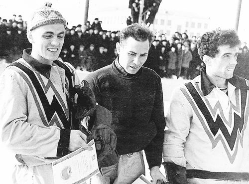 Капитан заводской команды В.Сенин (слева)