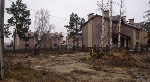 Перекресток улиц Чкалова - Володарского. После укладки газопровода строители разрушили асфальтовое покрытие тротуара, которое нужно восстановить 