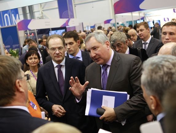 Вице-премьер Д.О. Рогозин и новосибирский губернатор В.А. Юрченко обходят экспозицию форума