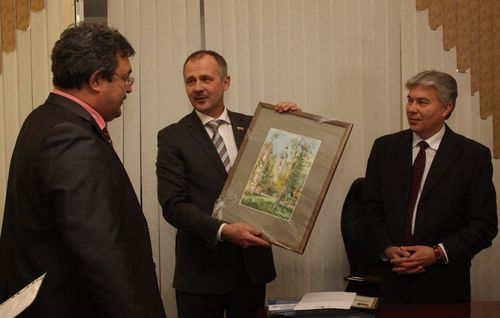 А.Голубев и А.Тихонов О.Брагину подарок