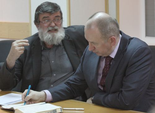 Советник при дирекции РФЯЦ-ВНИИЭФ Д.Сладков (слева) и депутат городской думы И.Грузин