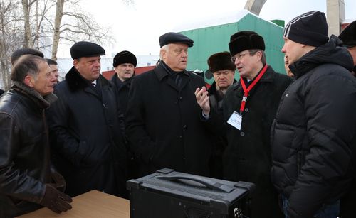 Директор РФЯЦ-ВНИИЭФ В. Костюков рассказывает президенту РЖД В. Якунину о разработках ядерного центра