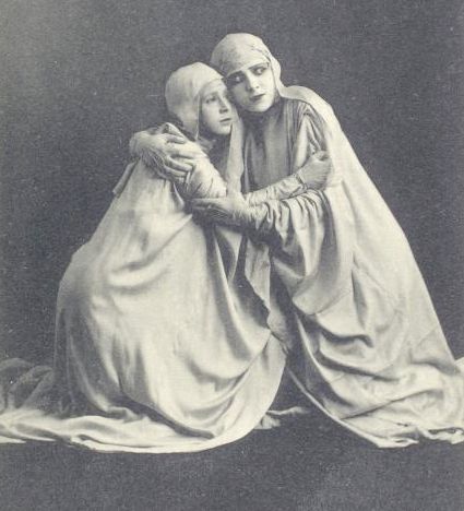 М.Я. Биренс (слева) в спектакле "Синяя птица"