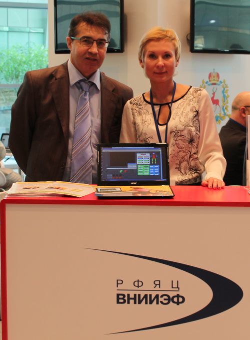 О.Шамро (слева) и Г.Самойлова у стенда ядерного ценрта