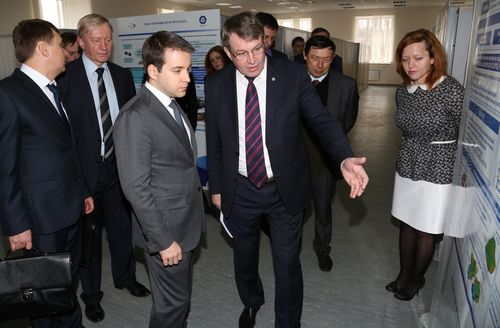 Н.Никифоров знакомится с разработками ИТМФ