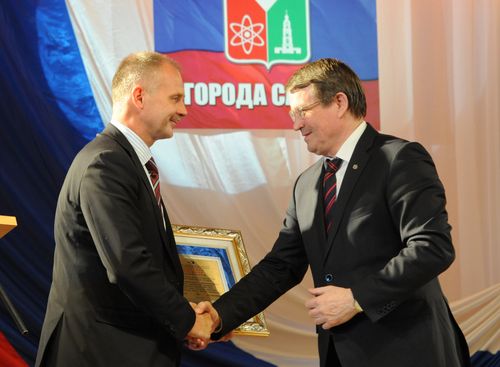 В.Костюков вручает А.Голубеву почетную грамоту ВНИИЭФ