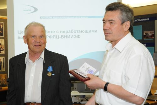 Награду получает Ю.Белячков