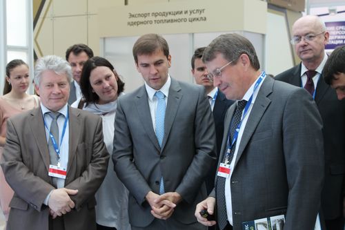 Директор РФЯЦ-ВНИИЭФ В.Костюков знакомит С.Маскевича и С.Новикова с разработками ядерного центра 
