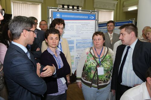 А.Трищенков знакомит В.Андриенко (крайняя справа) со стендовыми докладами