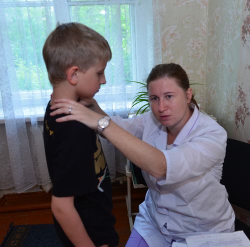 Юлия Окова с маленьким пациентом