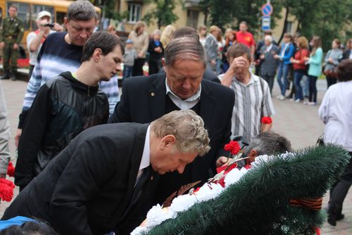 Возложение цветов к Вечному огню