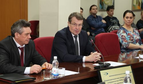 Ю.Якимов и В. Костюков на встрече с коллективом службы деловый связей