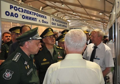 С.Шойгу осматривает экспозицию ВНИИЭФ