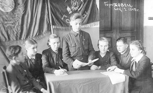 Комсорг. Веселовский ведет собрание.