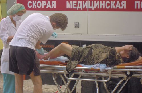 Саровские медики оказывают первую помощь