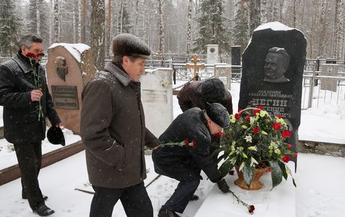 Возложение цветов к могиле Е.А. Негина