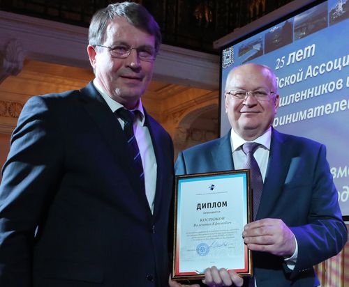Диплом В.Костюкову вручает В.Черепов
