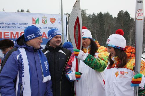 М.Мочкаева и И.Абакарова демонстрируют В.Костюкову и А.Голубеву Олимпийский факел