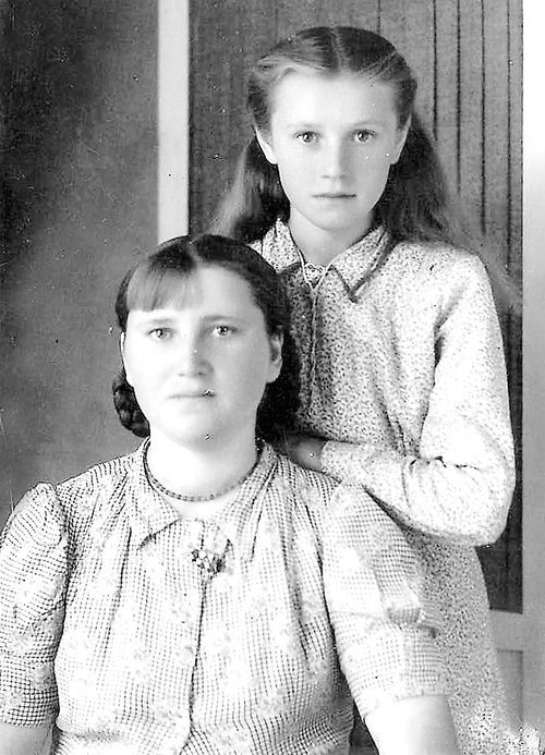 Валя с мамой 1946 год