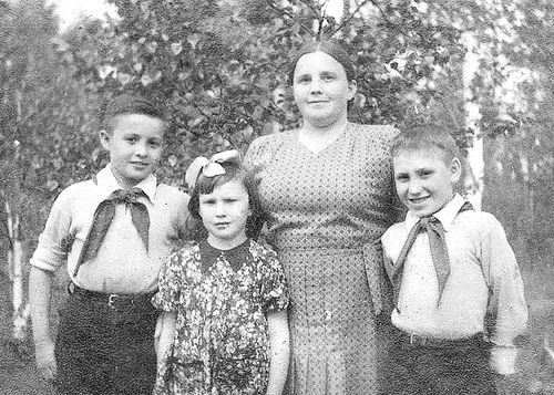 Семья Жабицких: Стас, Галя, Людмила Болеславовна и Юра (1950 г., Обнинск)