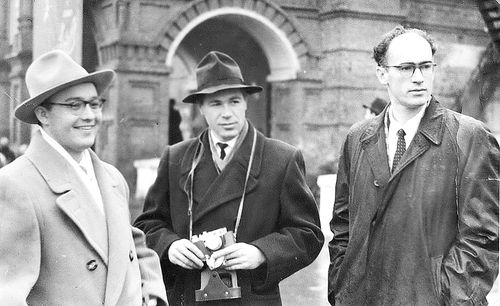 Демонстрация 7 ноября. Слева направо: С.Жабицкий, К.Филиппов, Л.Рябев (около бывшего здания театра, 1960 г.)