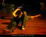 Кошка лежит на капоте машины...