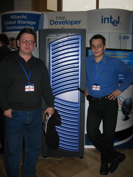 Я (справа) с сервером NEC