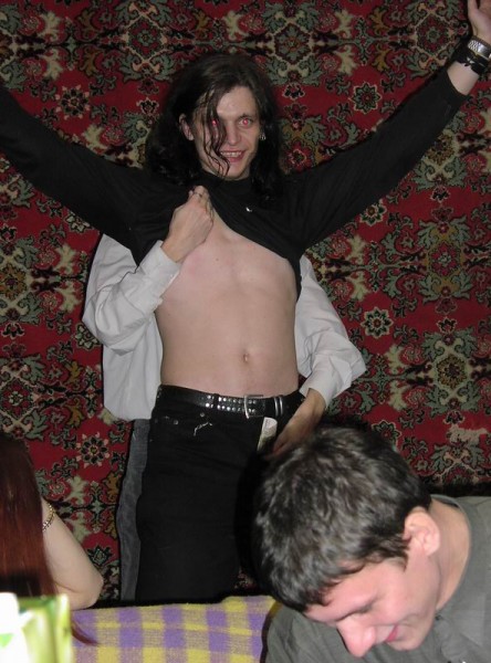 Гамлет поощряет Зину денежкой