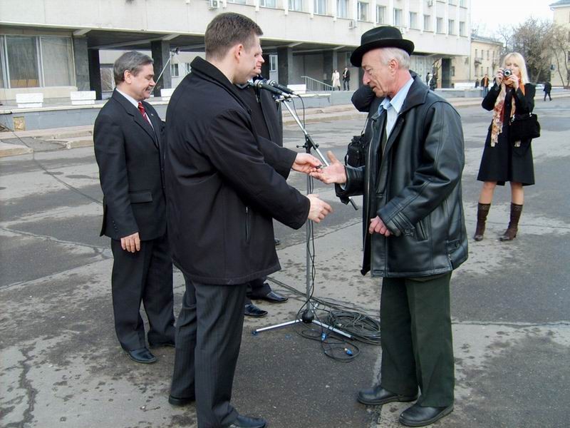 Ключи вручает Глава Администрации города В.Димитров