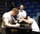 Молодежь пробует силы с мастером. Справа - Форест.