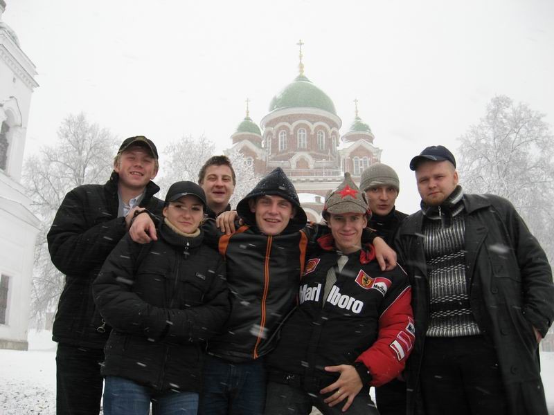 На фоне храма