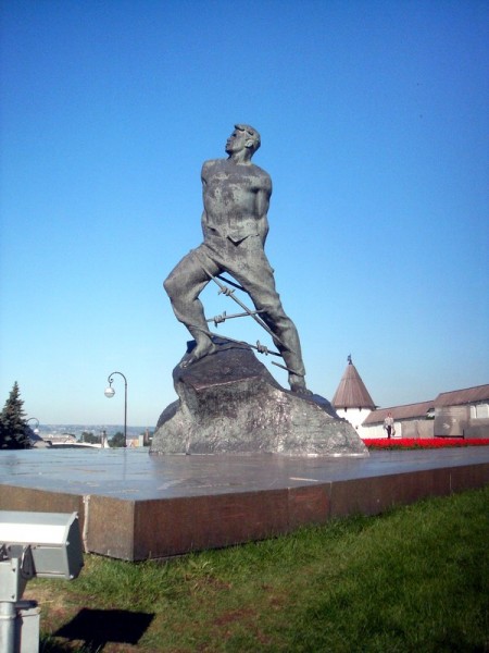 0712-Казань-05 Памятник у Кремля.jpg