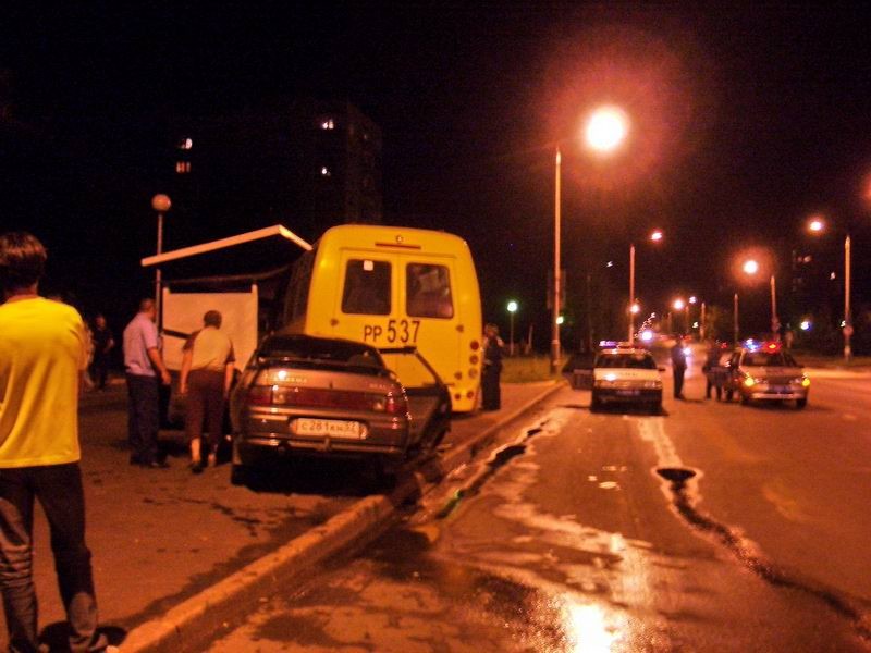 Автобус в остановке 2