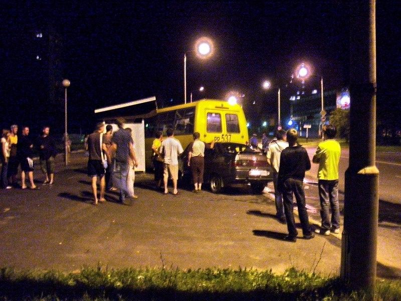 Автобус в остановке 4