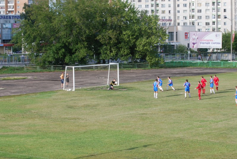 Вратарь ФК "Саров" спасает свою команду после штрафного в исполнении "Спартака"