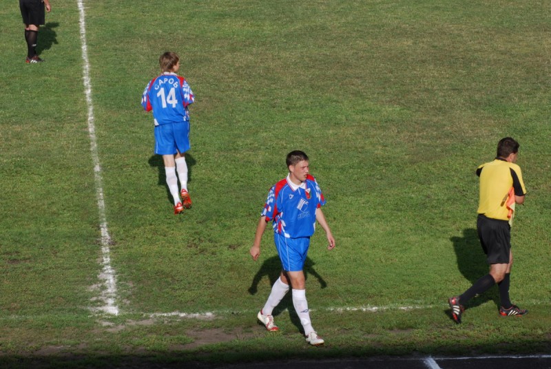 Игрок ФК "Саров" Андрей Ахов покидает поле после замены