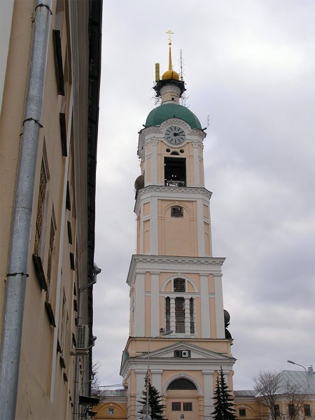 Вид на башню со стороны магазина "Спорт"