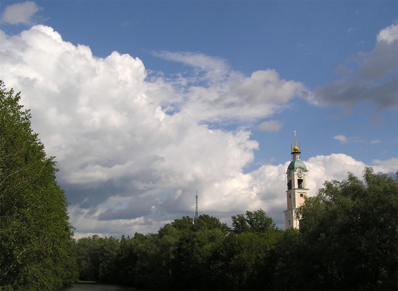 Вид на башню с моста через Сатис (фото 1)