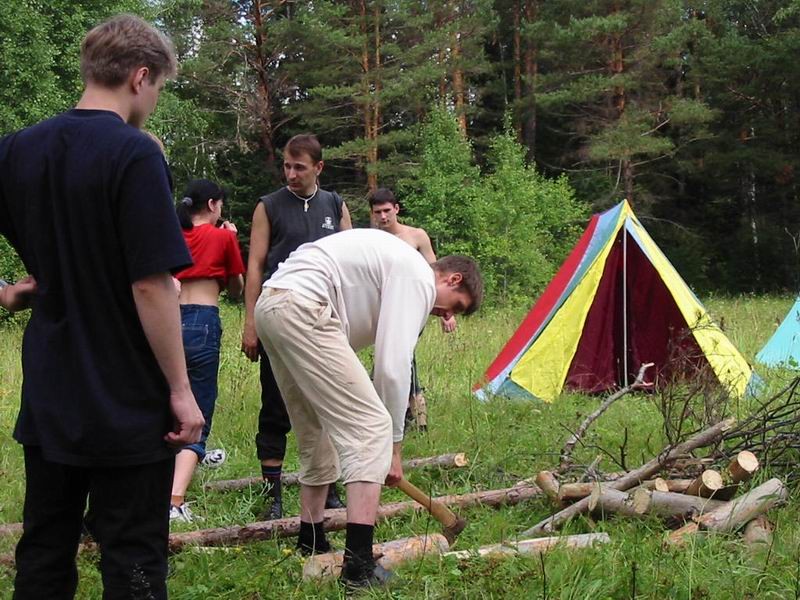 Ронин колет дровишки