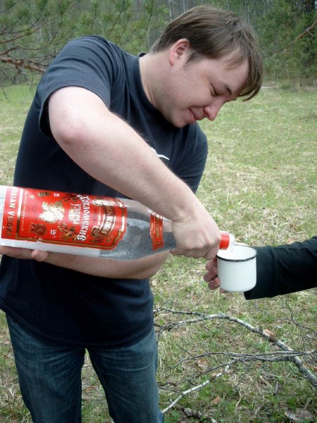 Наконец-то, пьянство! Сергиус наливает