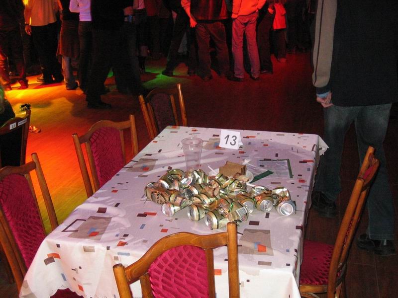 Вот это стол. За ним едят.